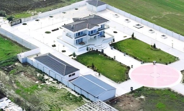 Δεσμεύεται η βίλα της οικογένειας Ρομά με το ελικοδρόμιο